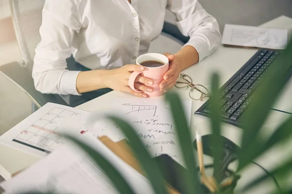 Fotografía enfocada en las manos mientras sostiene la taza —  Fotos de Stock