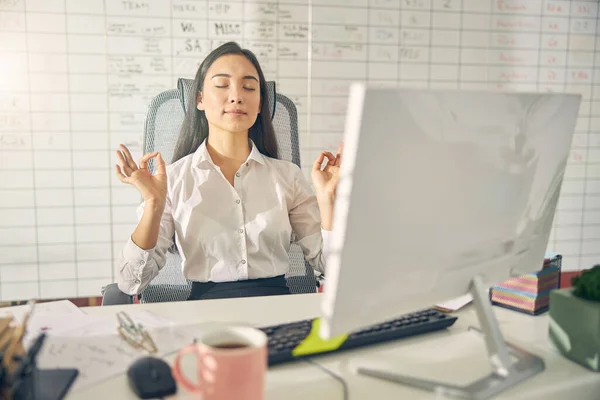 Persona femenina relajada sentada en su lugar de trabajo —  Fotos de Stock