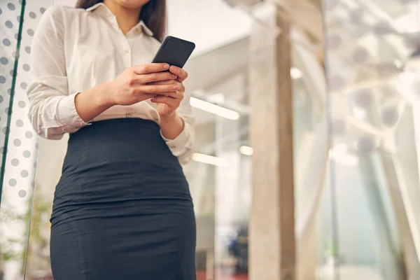 Gericht foto op vrouwelijke handen met telefoon — Stockfoto