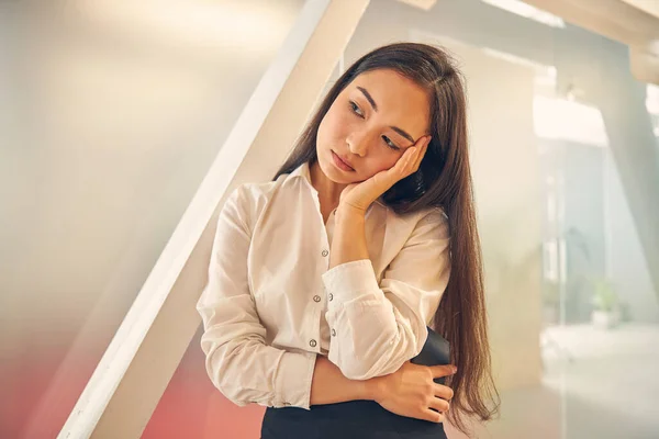 Langhaarige langhaarige Frau berührt ihren Kopf — Stockfoto