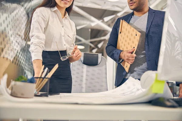 Twee kantoormedewerkers bespreken hun nieuwe project — Stockfoto