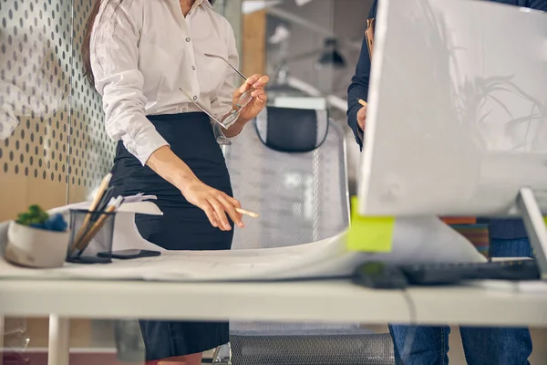 Närbild av kvinnlig hand som håller pennan — Stockfoto