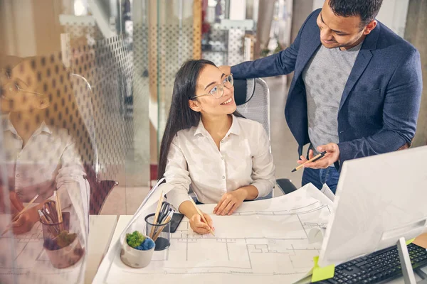 Positiva glada människor diskuterar sitt nya projekt — Stockfoto