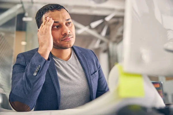 Nahaufnahme von brünette männlich dass reading news — Stockfoto