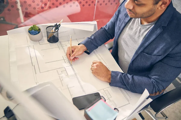 Close up of young man making notes — Stock Photo, Image