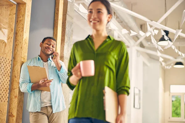 Positiva morena encantada yendo a su lugar de trabajo — Foto de Stock