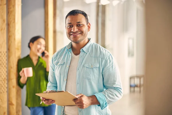 Positieve opgetogen jonge man op zoek naar camera — Stockfoto