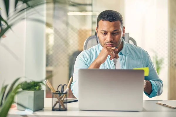 Retrato del hombre serio que trabaja en la oficina — Foto de Stock