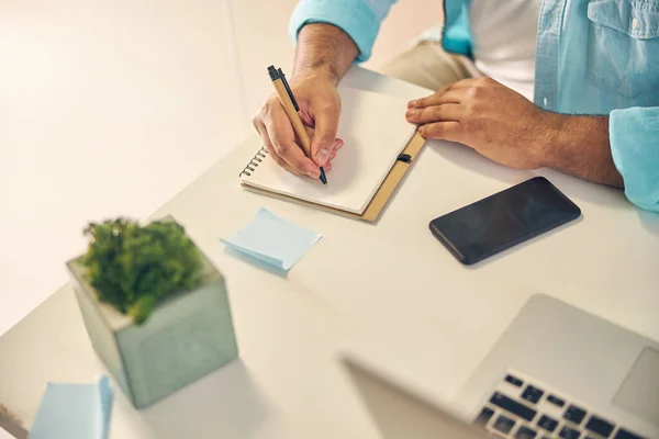 Close-up van vriendelijke man werken in het kantoor — Stockfoto