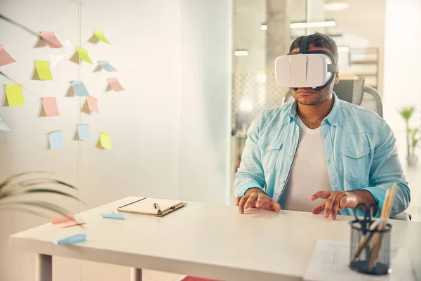 Frustrierte junge Büroangestellte testet virtuelle Vision — Stockfoto
