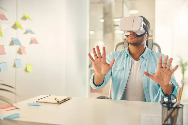 Junger Mann testet Brille für virtuelles Sehen — Stockfoto