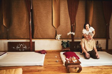 Grizzled Man rehabilitasyon için oryantal stüdyoya gitti