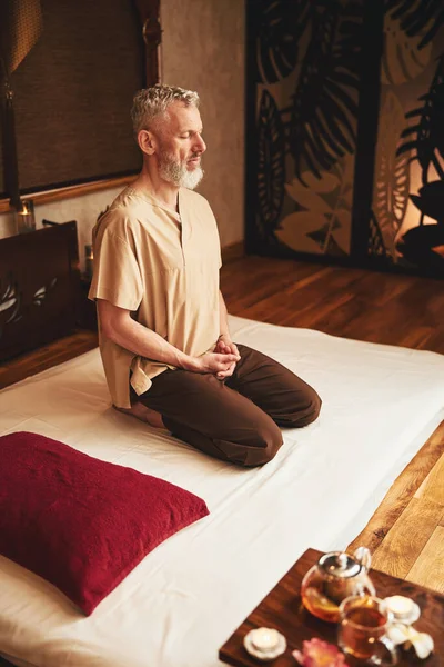 Homme mûr pendant la méditation dans l'espace oriental — Photo