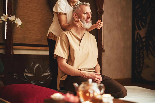 Joyful maduro homem gozando asiático massagem dentro de casa — Fotografia de Stock