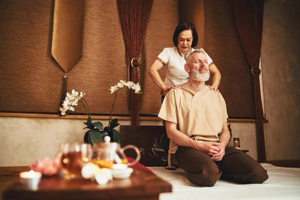 Heureux grizzled guy dans oriental massage studio — Photo