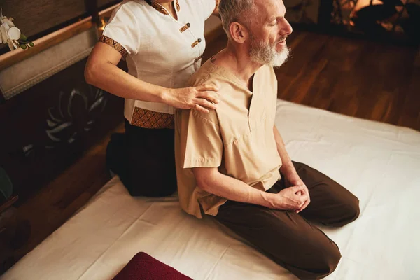 Spokojny brodaty mężczyzna korzystających tradycyjny azjatycki masaż — Zdjęcie stockowe