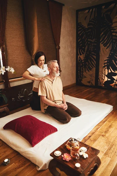 Grizzled calme masculin visite centre de massage oriental — Photo