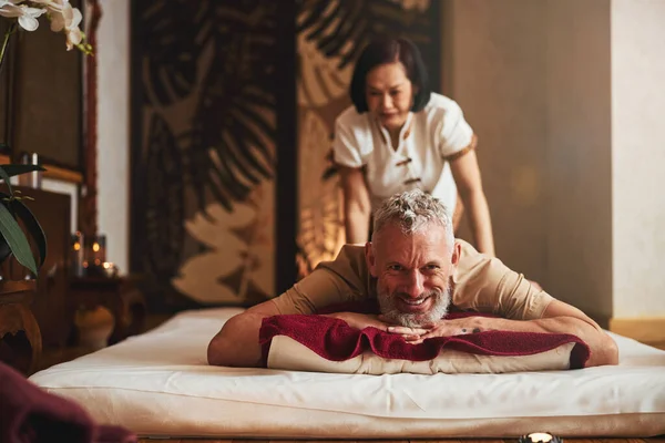 Alegre maduro homem durante tradicional oriental massagem — Fotografia de Stock