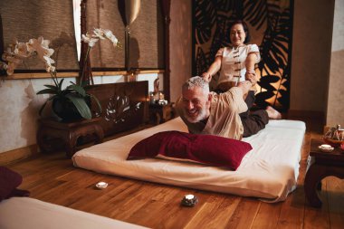 Mutlu kadın terapist boz adama yardım ediyor.