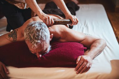 Grimsi dövmeli adam Asya kaplıca merkezinde vakit geçiriyor.