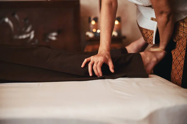 Bărbat în timpul masajului tradițional de vindecare asiatic în studio — Fotografie, imagine de stoc