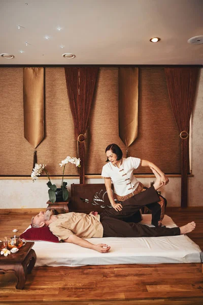 Sakin bir adam doğu terapi merkezini ziyaret ediyor.