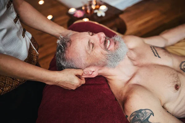 Gai grizzled l'homme avoir amusant pendant visage massage — Photo