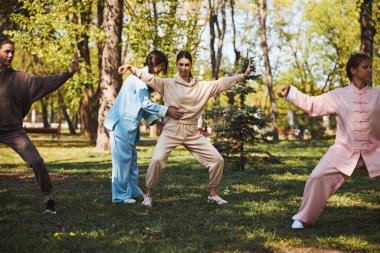 Tai Chi eğitmeni, kız öğrencinin duruşunu düzeltiyor.
