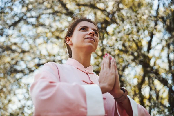 Mujer haciendo un gesto de oración con palmas — Foto de Stock