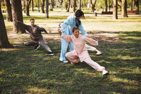 Instrutor de artes marciais colocando as mãos dos alunos na posição correta — Fotografia de Stock