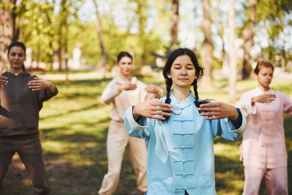 Pacífico asiático qigong instructor cogido de la mano delante de sí misma —  Fotos de Stock