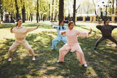 Wushu öğrencileri dışarıda savaşıyor.