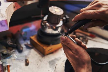 Mücevher imalatçısı sondaj aygıtına yeni burr yüklüyor