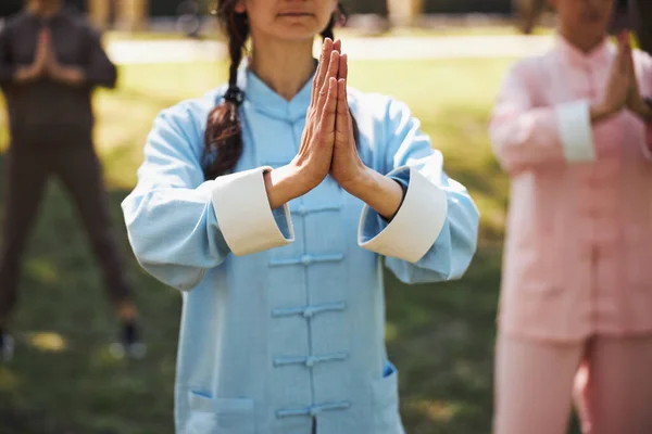 Manos de oración del practicante de tai chi en el parque —  Fotos de Stock