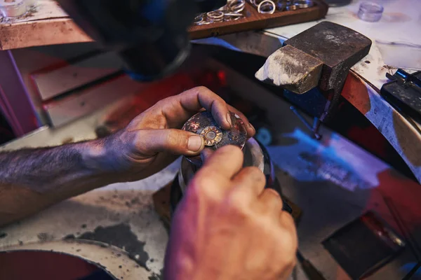 Jeweler using hand file while working on gold piece — Stock Photo, Image