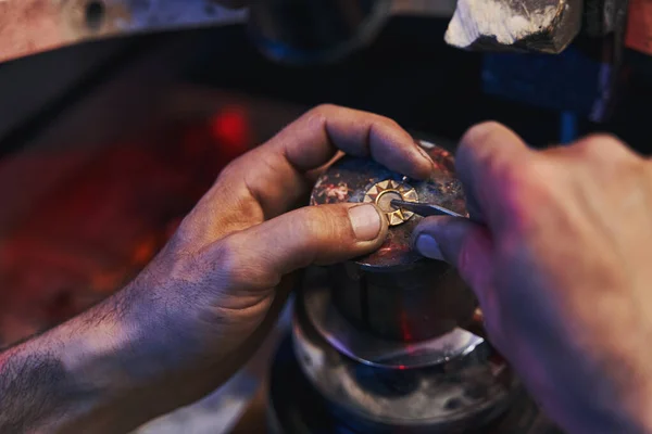 Goldsmith trabalhando com instrumento de arquivo de mão em jóias — Fotografia de Stock