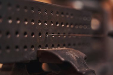 Çekim plakasındaki bir deliğe giren kablo