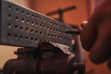 Sanatçı çizim tabağında tel çiziyor.