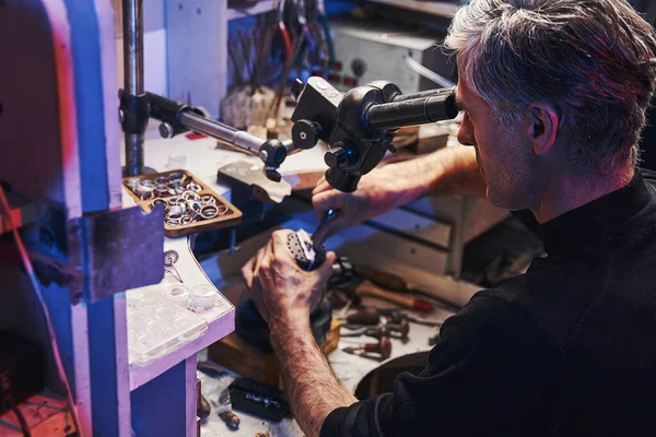 Goldsmith está investigando el microscopio de ajuste de gemas — Foto de Stock