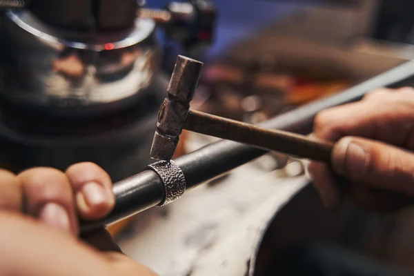 Artigiani è peening anello d'argento con martello — Foto Stock
