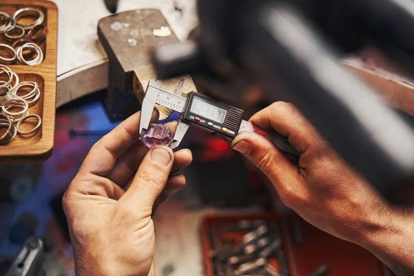 Pinza digitale per la misurazione della pietra preziosa in oreficeria — Foto Stock