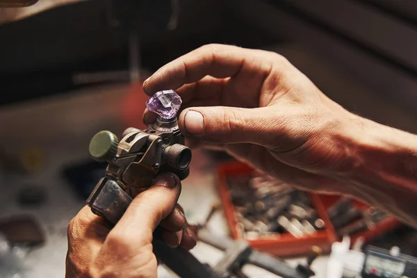 Joalheiro está inserindo ametista na ferramenta de corte de gemas — Fotografia de Stock
