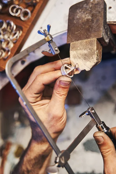 Ekspert od biżuterii odcina nogę biżuterii piłą do podbródka — Zdjęcie stockowe