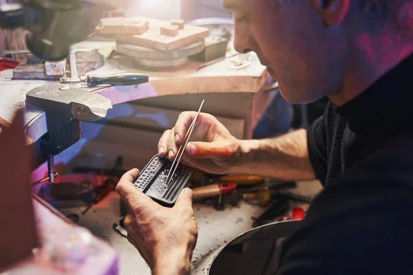 Ourives cautelosos está levando diamante com pinças — Fotografia de Stock