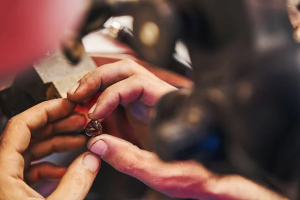 Joalheiro masculino escolhendo diamante com a mão direita — Fotografia de Stock