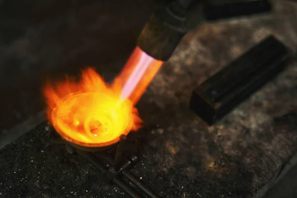 Vlam van de brander smeltmetaal voor sieraden stuk — Stockfoto