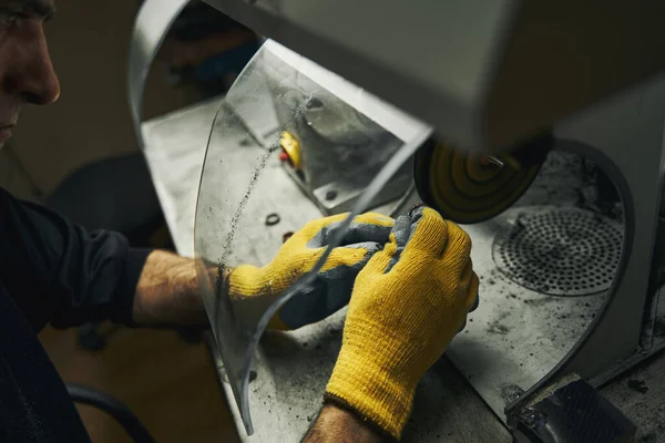 Trabajador masculino realizando pulido de anillo en unidad de molienda — Foto de Stock