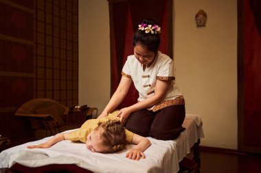 Masaj seansındaki kız. Spa salonu ve masöz