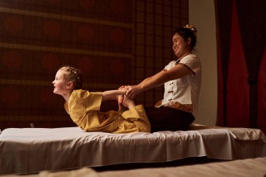 Kayropraktik eğitimi esnekliği ve kız vücudu