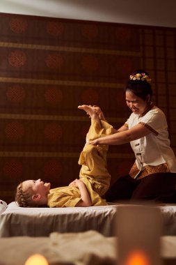 Çocuk vücudunun sağlığının iyileştirilmesine yardımcı olan kayropraktik uzmanı